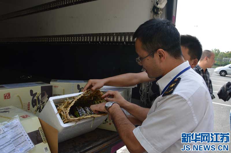 无锡空港口岸首次出口阳澄湖大闸蟹
