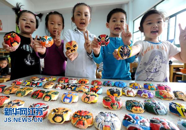 10月22日，苏州市平江实验幼儿园的几名小朋友在展示各自参展的蟹壳“脸谱”作品(杭兴微 摄)