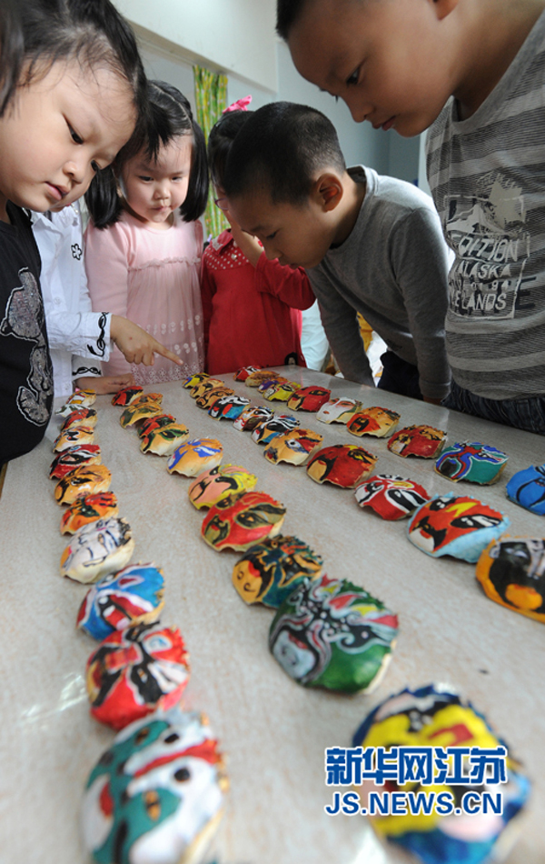 10月22日，苏州市平江实验幼儿园的几名小朋友在展示各自参展的蟹壳“脸谱”作品(杭兴微 摄)