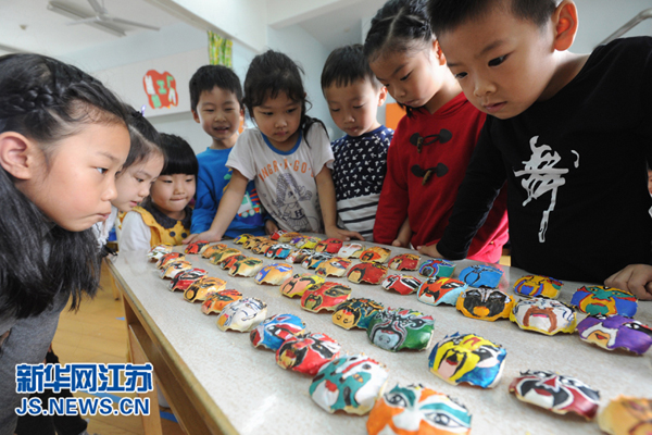 10月22日，苏州市平江实验幼儿园的几名小朋友在展示各自参展的蟹壳“脸谱”作品(杭兴微 摄)