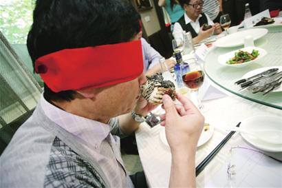图片说明：美食家们蒙着眼，盲品六种大闸蟹。