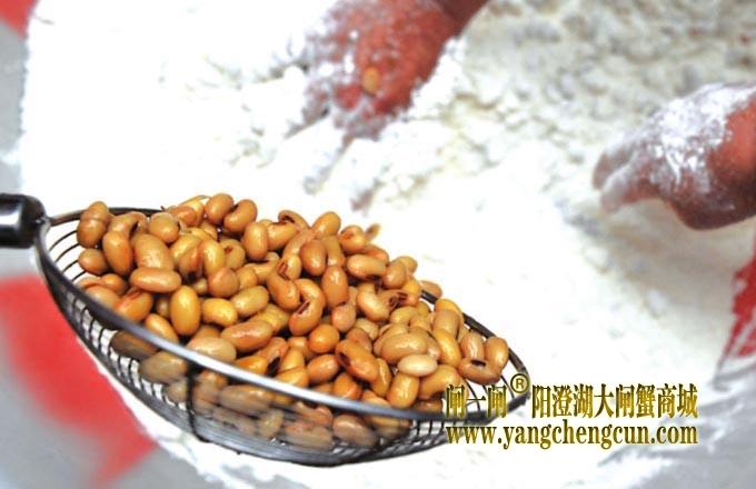 熟黄豆掺入面粉是做黄豆酱的原料。
