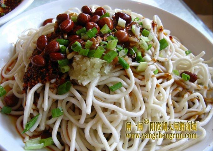 夏至冷面卖得俏 传统饮品挺火爆