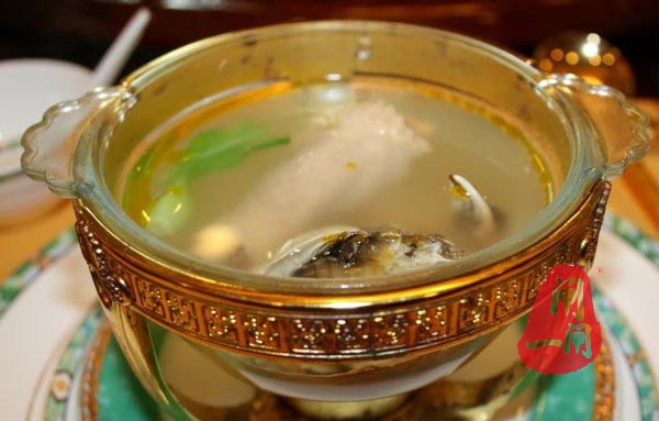六月黄炖母鸡：汤鲜味美，尝到了蟹肉的嫩甜。