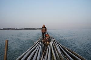 阳澄湖蟹农打桩加固围网实录